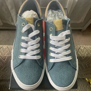 G by Guess Blue and White Sneakers with Classic Design